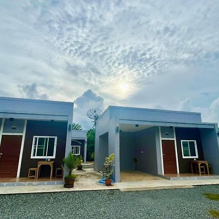 แหลมงอบเฮาส์ Laemngob House Villa Exterior photo